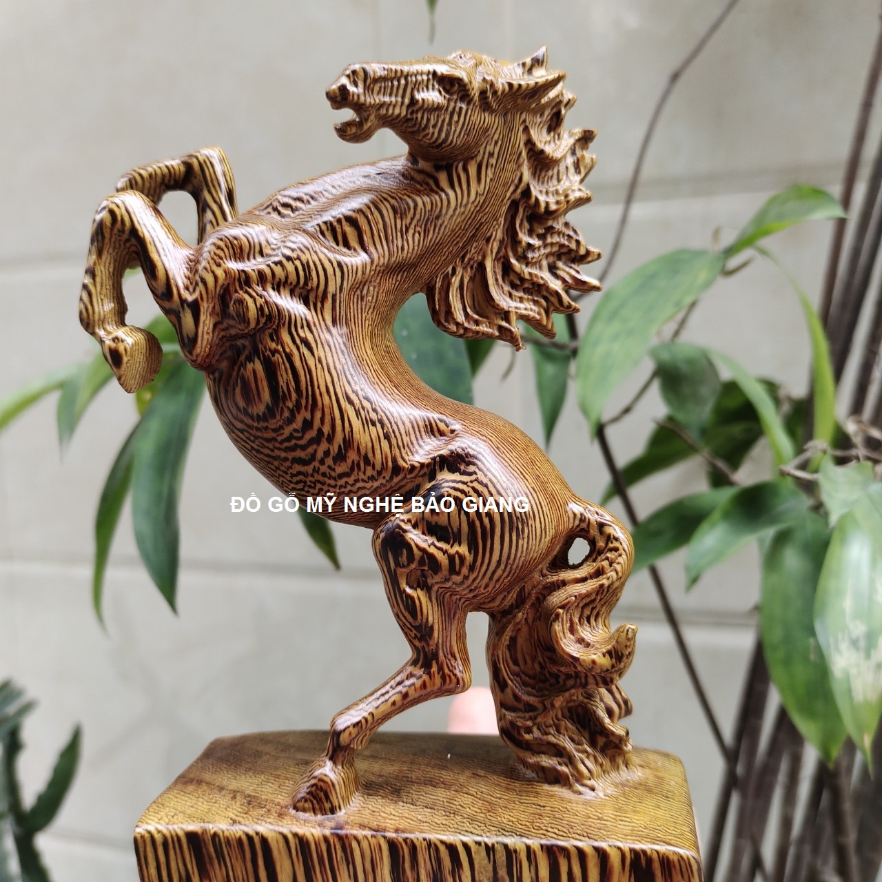 Tượng con ngựa gỗ mun đuôi công cao 20 cm