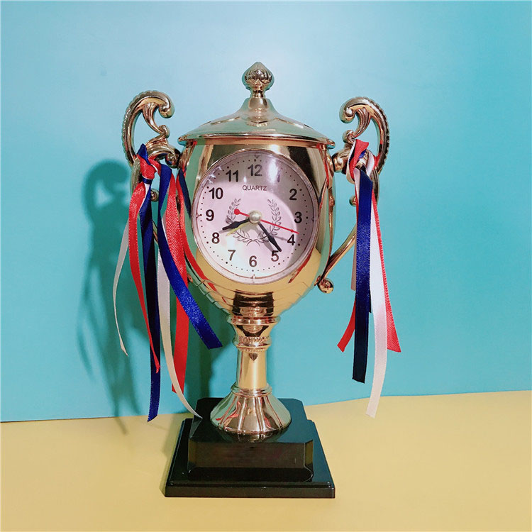 Đồng hồ để bàn, có báo thức hình Cúp Vàng Art Clock
