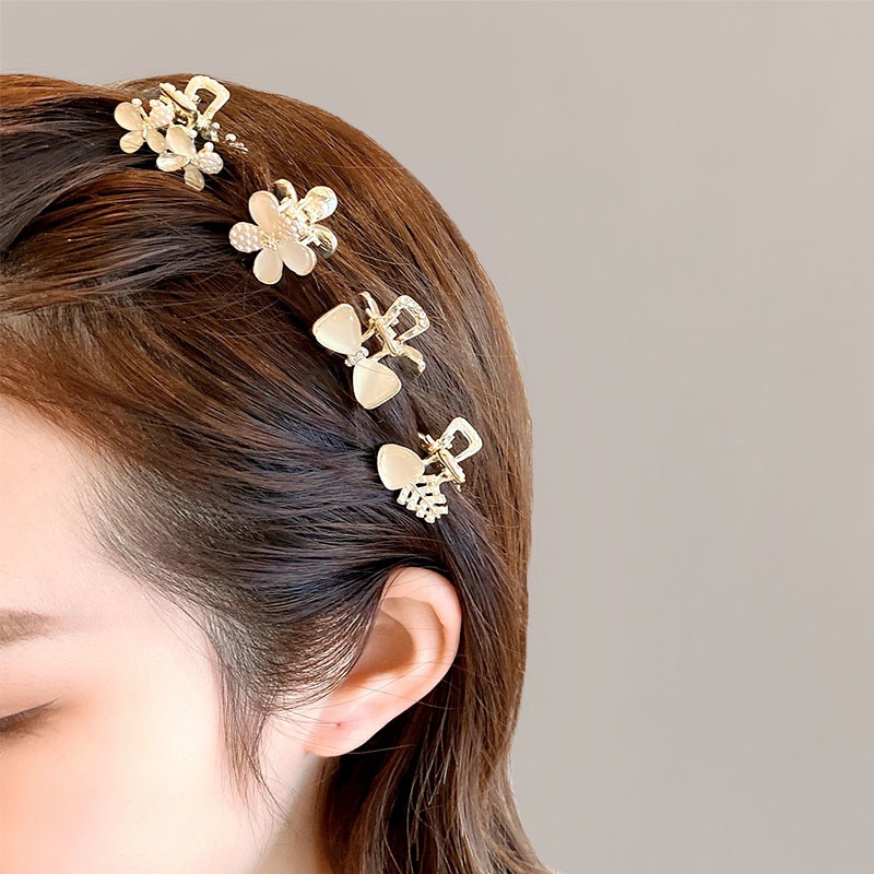 Small ponytail hair clip decorated with opal pearls.