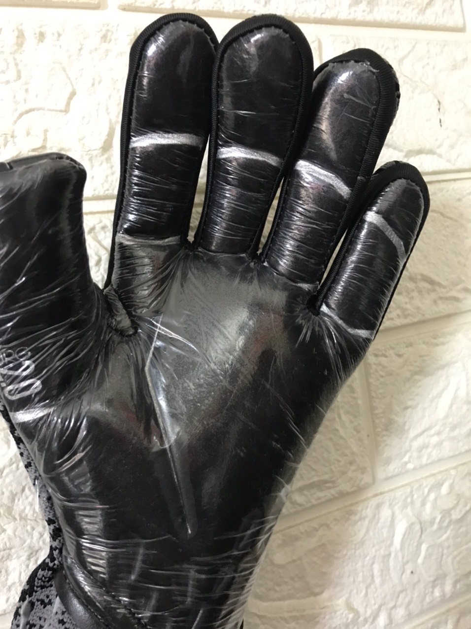 Găng tay thủ môn Predator Freak cao cấp