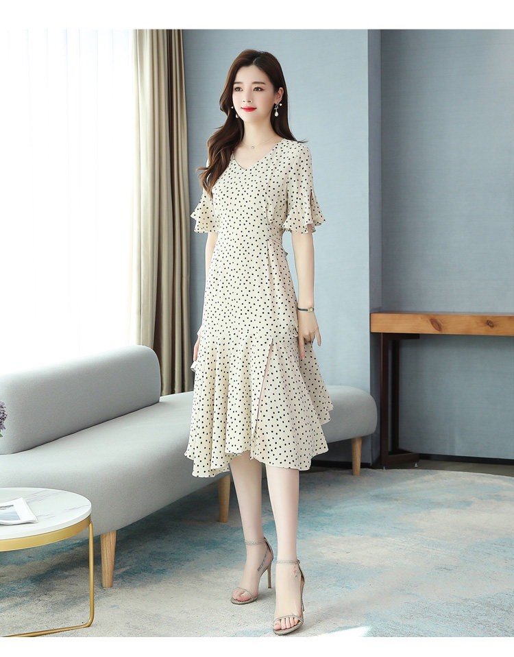Váy xòe chấm bi có xẻ chân váy