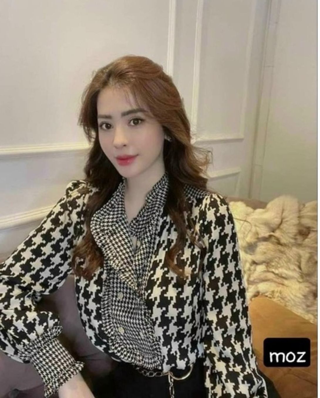 Áo sơ mi lụa kẻ zic zắc cổ bèo