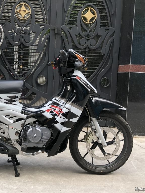 Tem Cờ Suzuki Satria 2000 Xám Đen