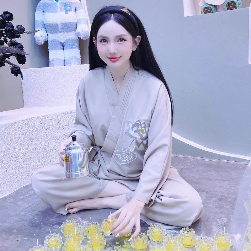 Pháp phục đi chùa thêu sen tay phật đắp chéo thắt dây