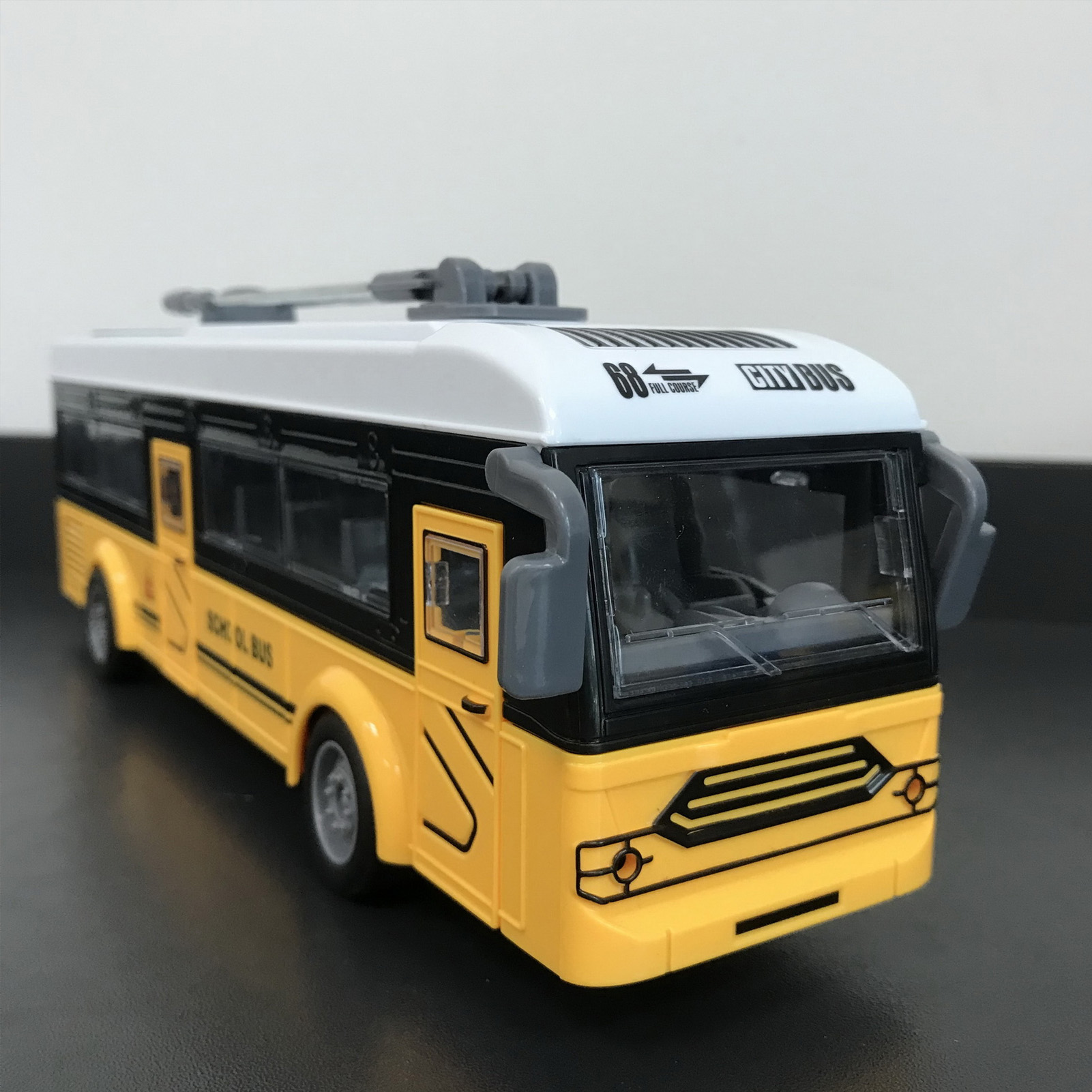 Remote Control Bus Opening Doors RC School Bus Stylish Design for Kids