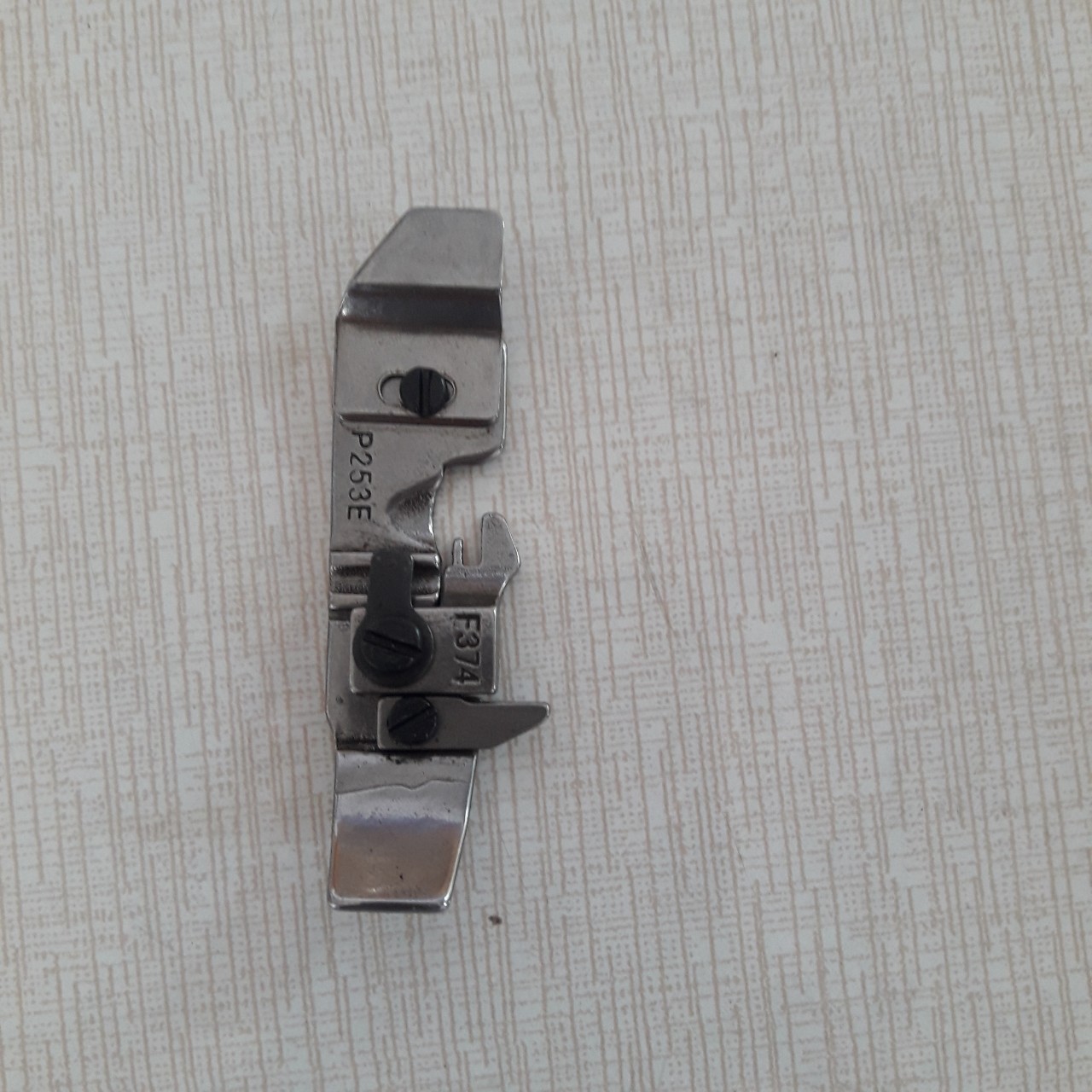 Đế chân vịt sắt máy vắt sổ 4 chỉ công nghiệp