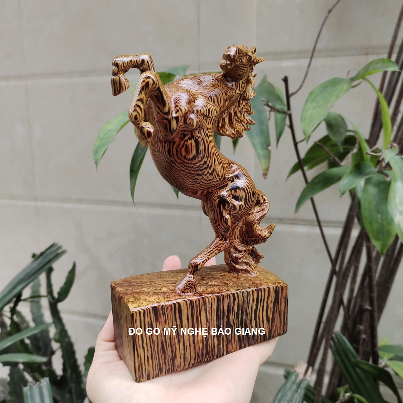 Tượng con ngựa gỗ mun đuôi công cao 20 cm