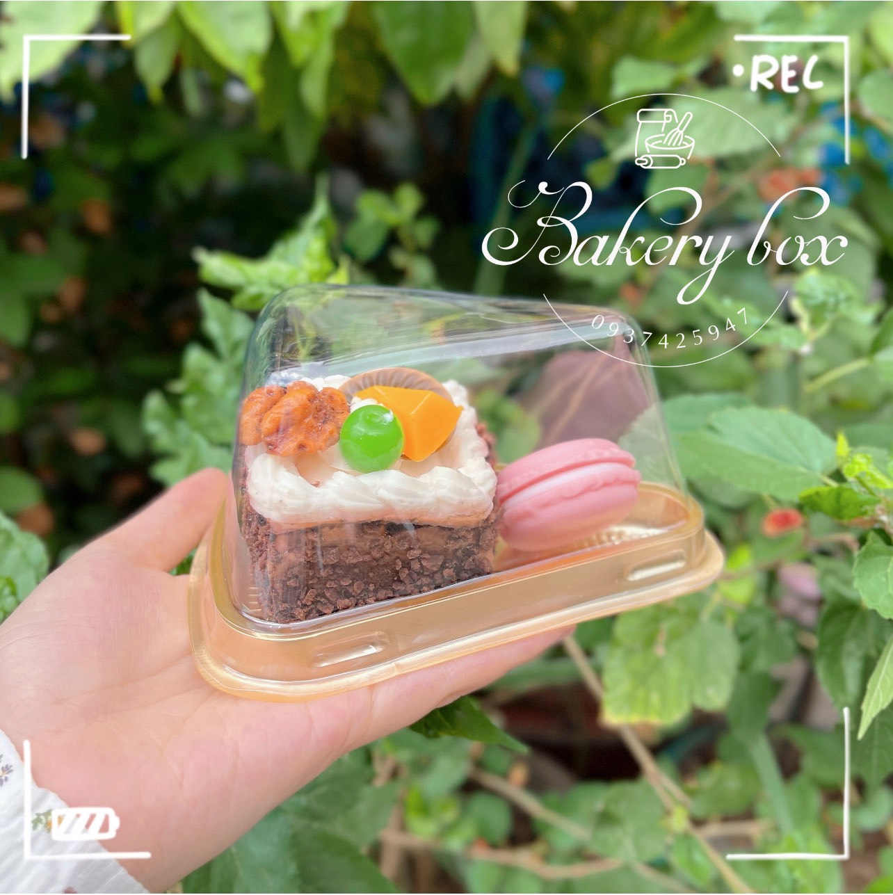 Hộp tam giác a03 đế vàng đựng bánh kem - cheese cake - red velvet - bánh crepe nhiều tầng