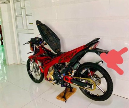 Tem Rời Satria màu đỏ đen
