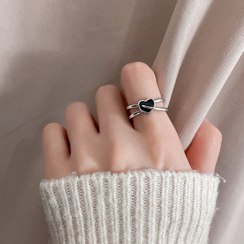 Nhẫn trái tim màu đen dễ thương