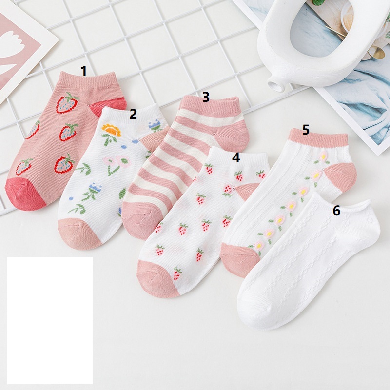 Short neck socks with cute strawberry pattern for women