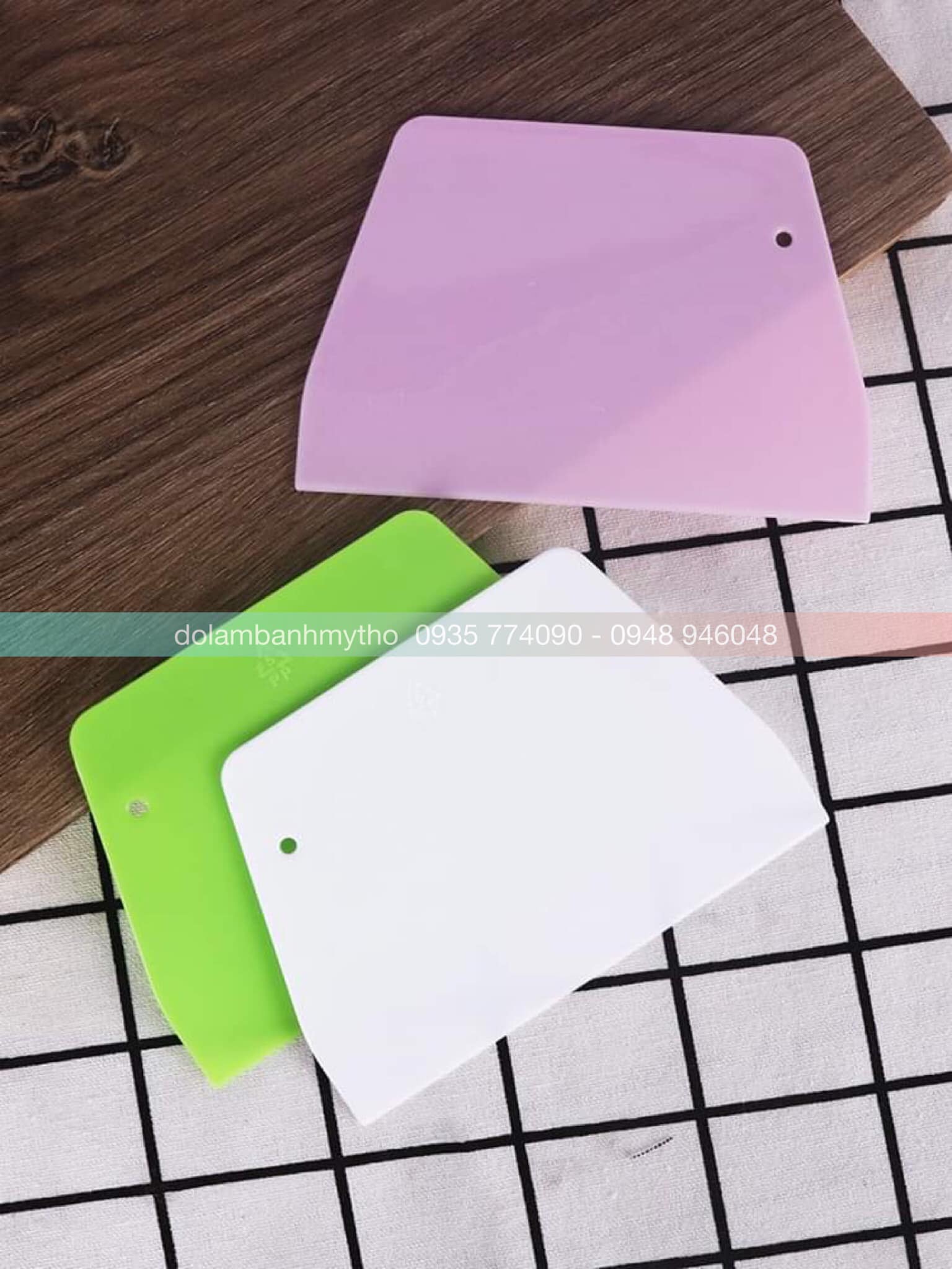 Miếng nhựa cắt bột