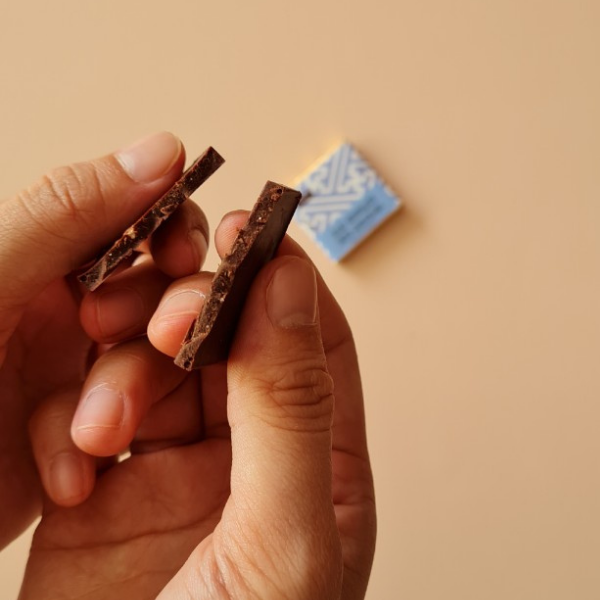 Socola Đen Nguyên Chất 72% Phủ Hạt Macca 45g