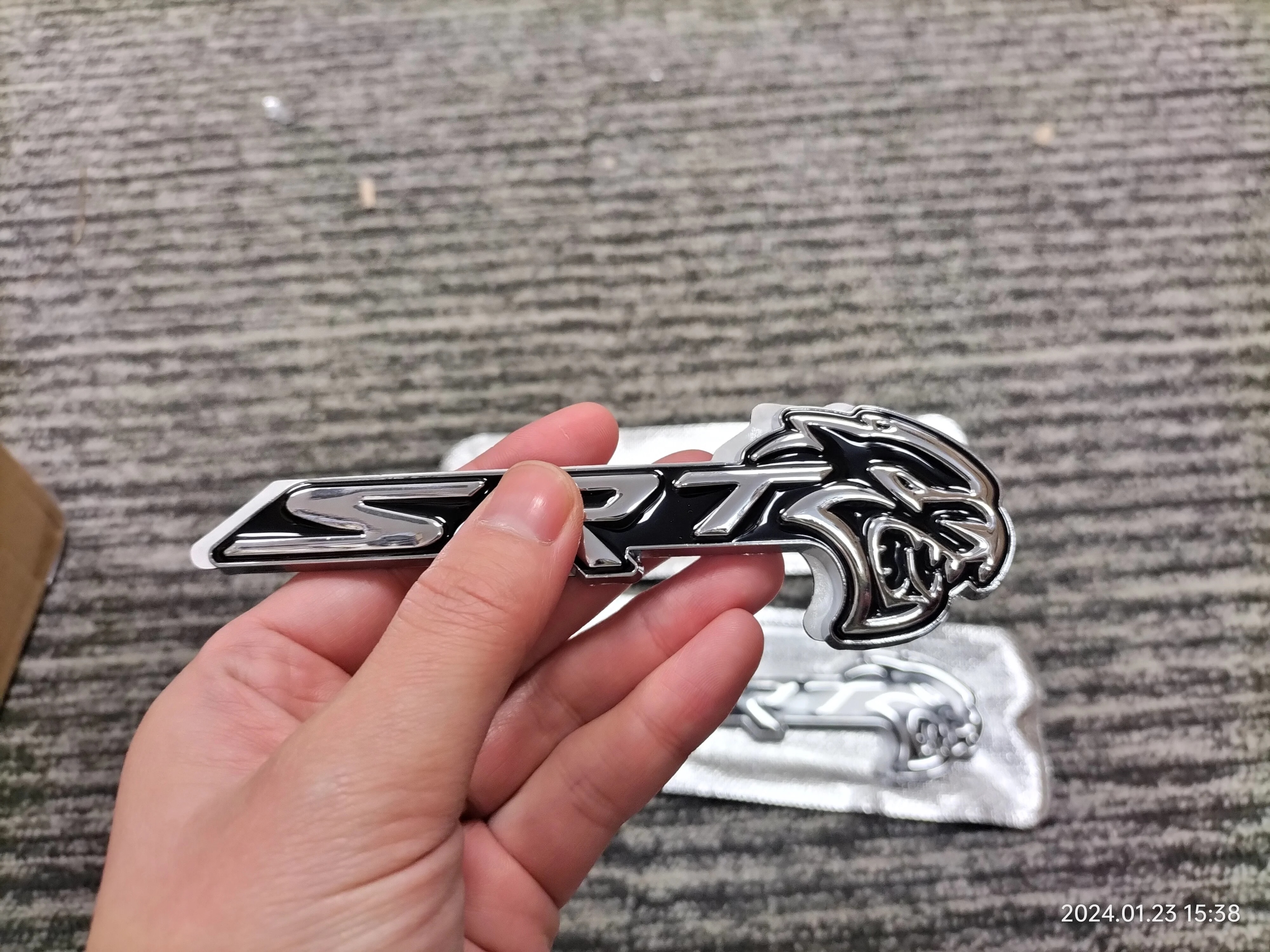 3D%20Metal%20Hellcat%20Fender%20Badge%20Emblem%20Front%20Grill%20Logo%20Car%20Stickers%20Decals%20For%20Chrysler%20Challenger%20Charger%20SRT%20Car%20Accessories%20-%20Image%207