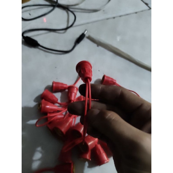 1 cái đuôi đèn cana e12,đui đèn bàn thờ