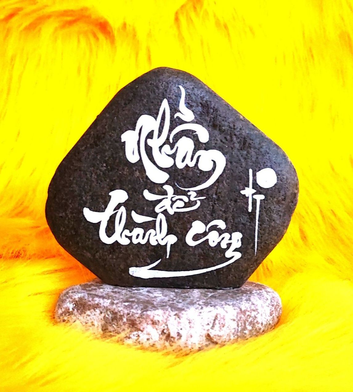 Thư pháp trên đá chữ Nhẫn. Kích thước: 8x6x12cm