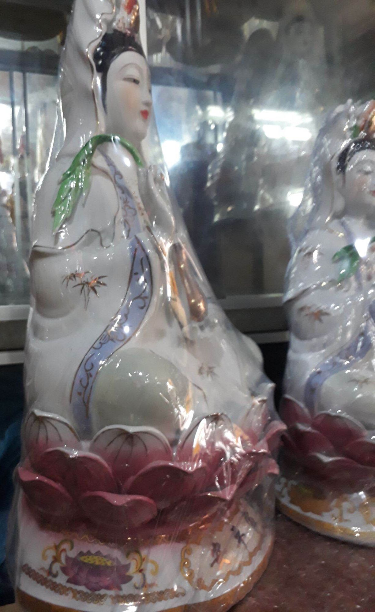 Tượng Quan âm sứ  lan tím
