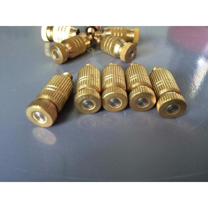 1 đầu béc phun sương bằng chất liệu đồng thau