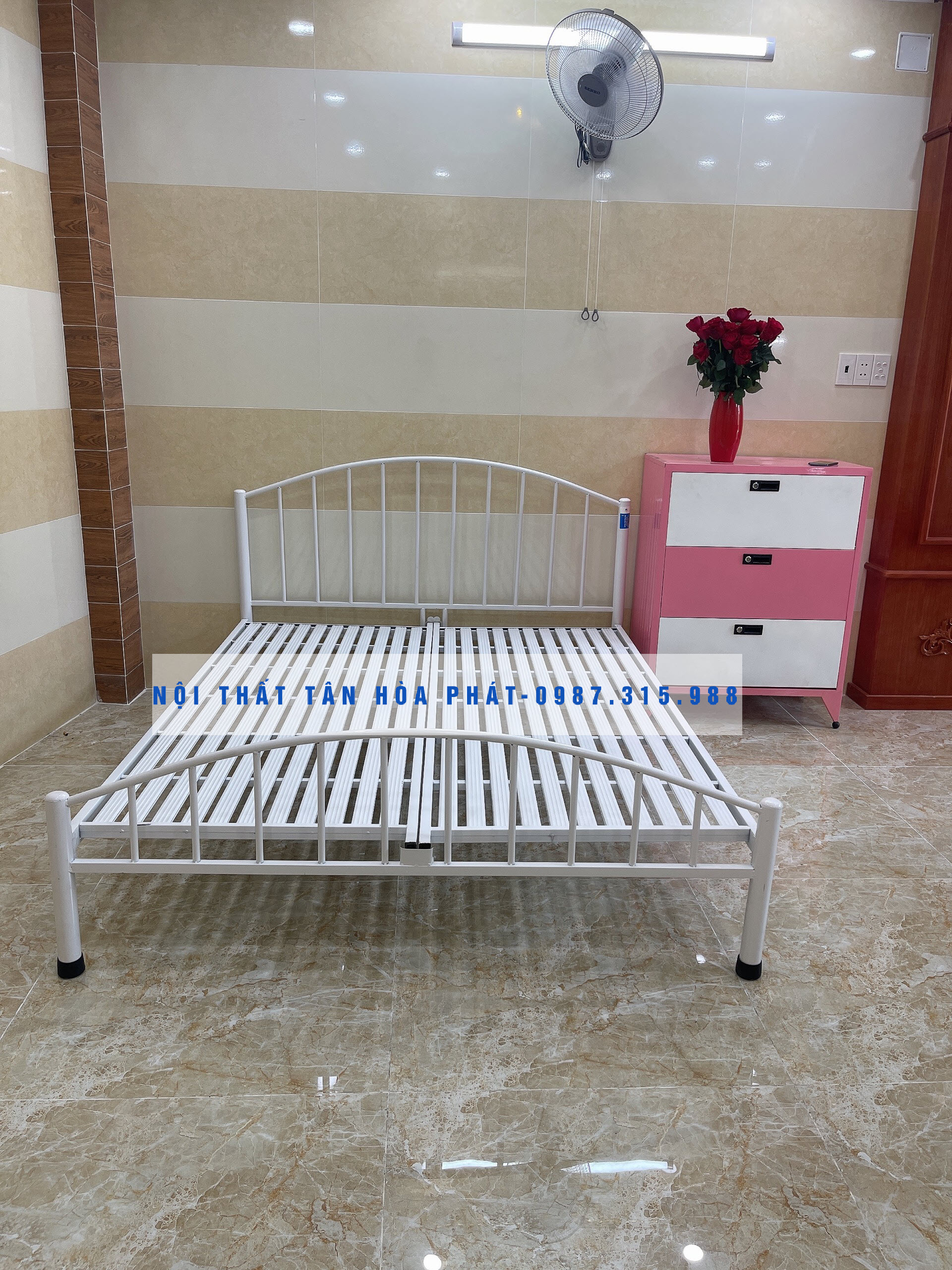 Giường sắt cách điệu thẳng đầu Giường kích thước 1m x 2m