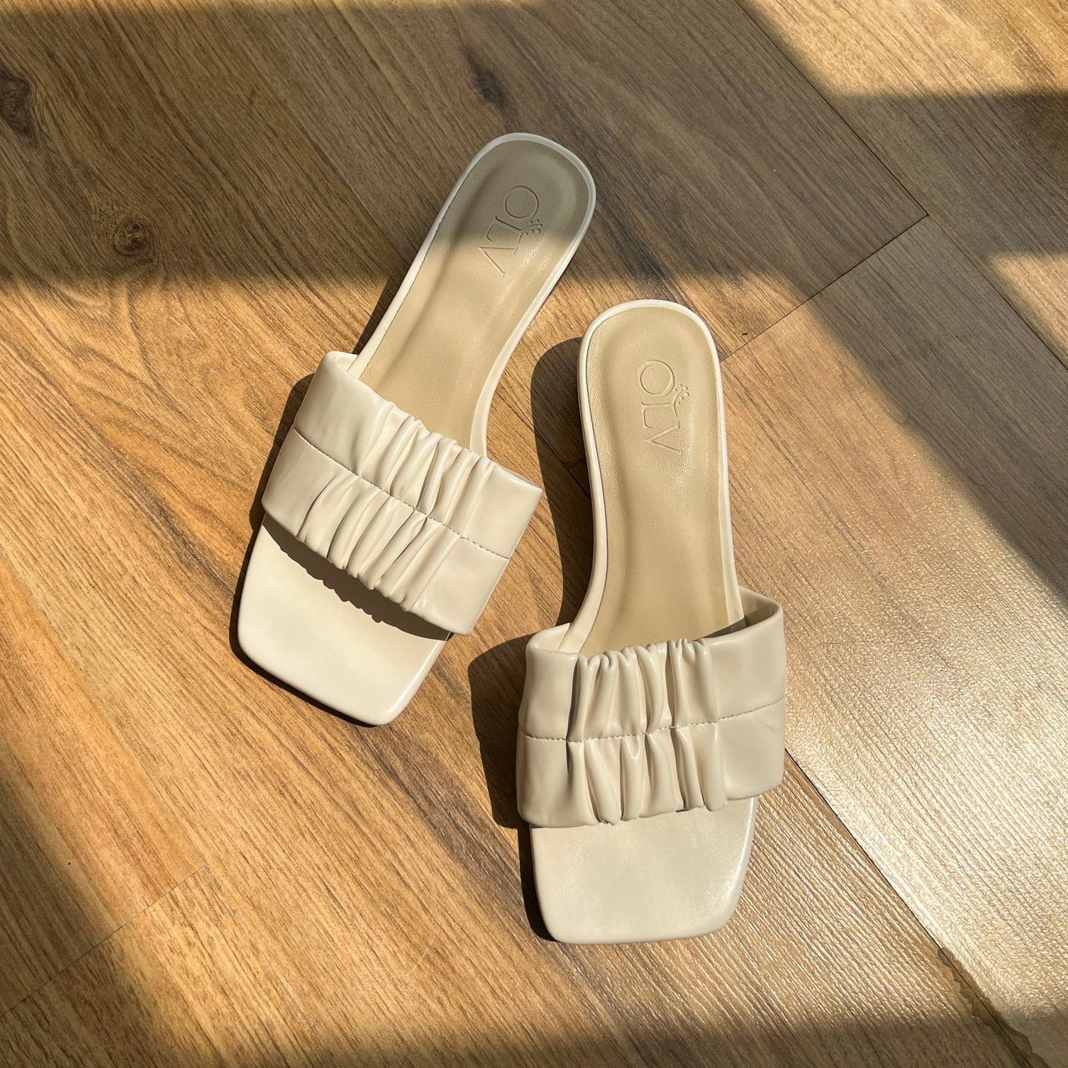 OLV - Dép Ruched Mules in White
