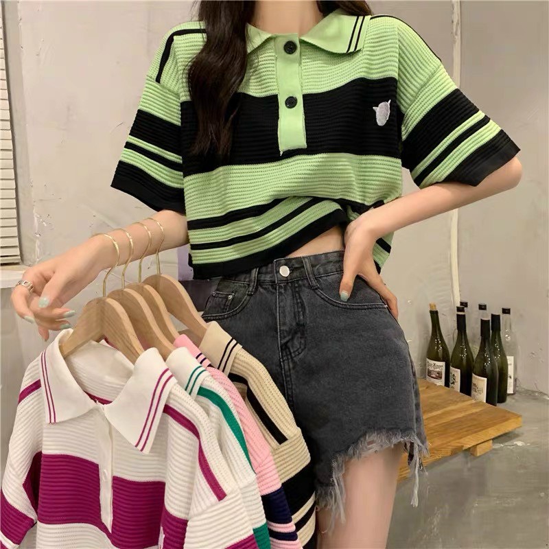 Áo len croptop kẻ ngang cổ bẻ logo form rộng