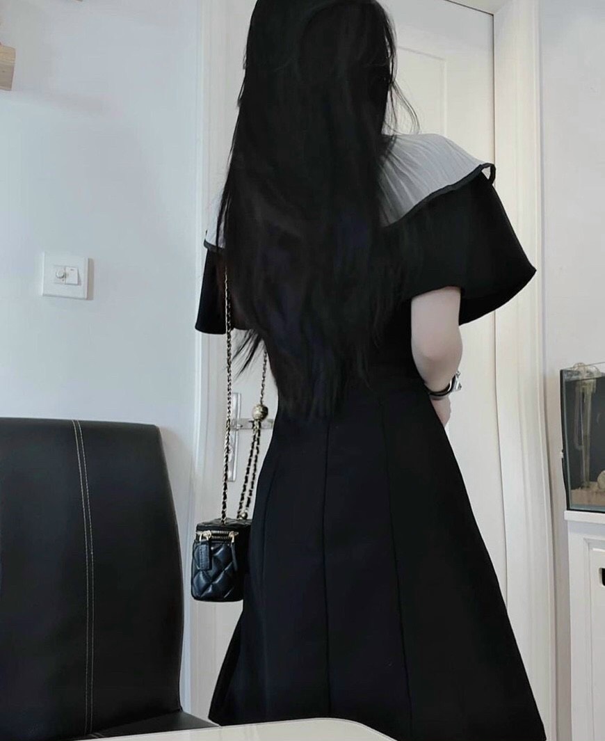 ĐẦM ĐEN NÚT PHỐI CỔ XẾP LY NUDE