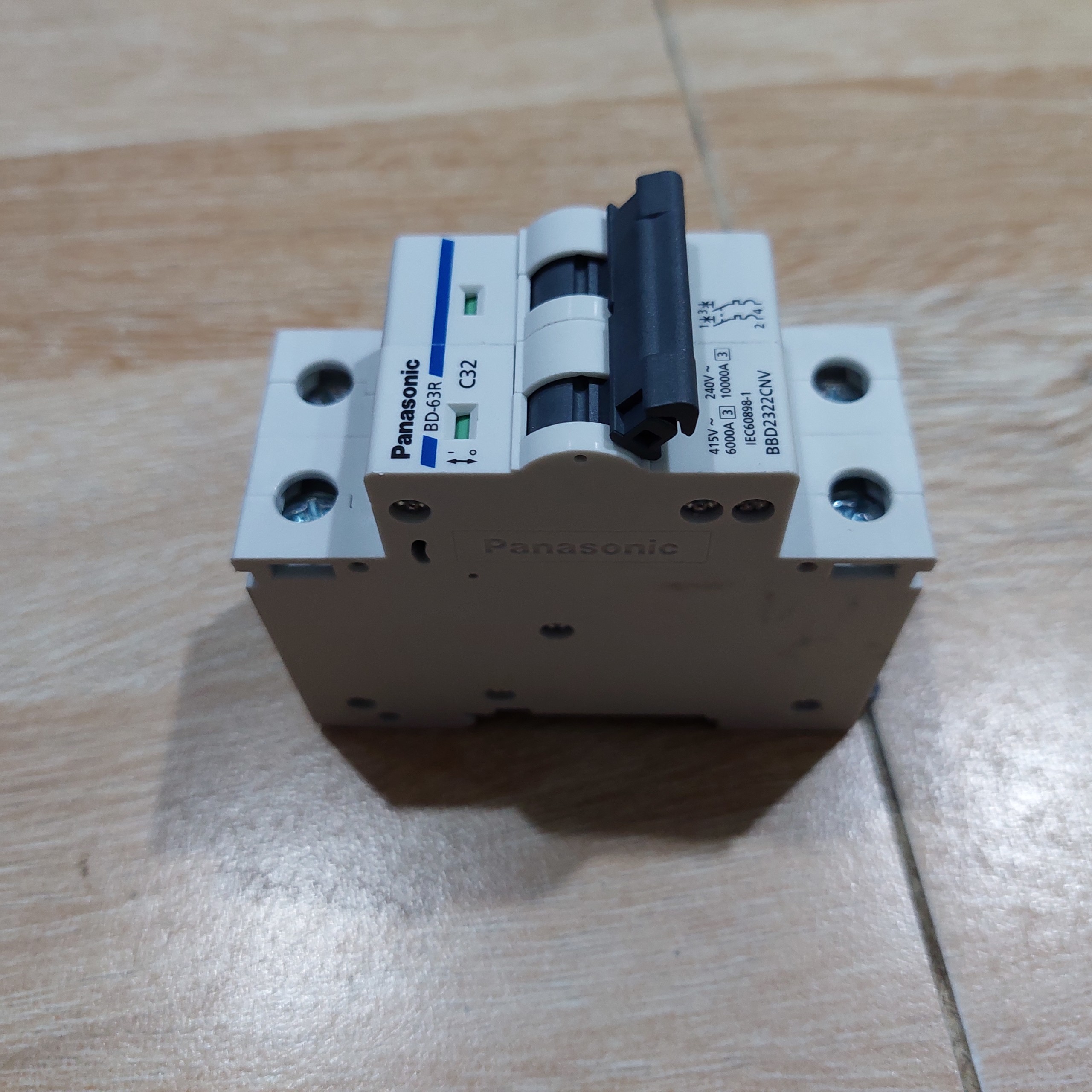 1 cái CB 2 pha PANASONIC 32A CB/ cầu dao tự ngắt / aptomart