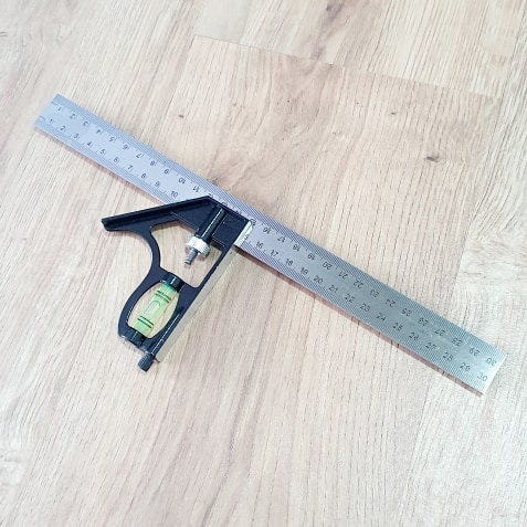 Thước Thép Đo Góc 90 Độ Cán Cầm Tích Hợp Ống Nivô Chiều Dài Dãy Đo Thẳng 30cm Được Khắc Đậm Trên Thước
