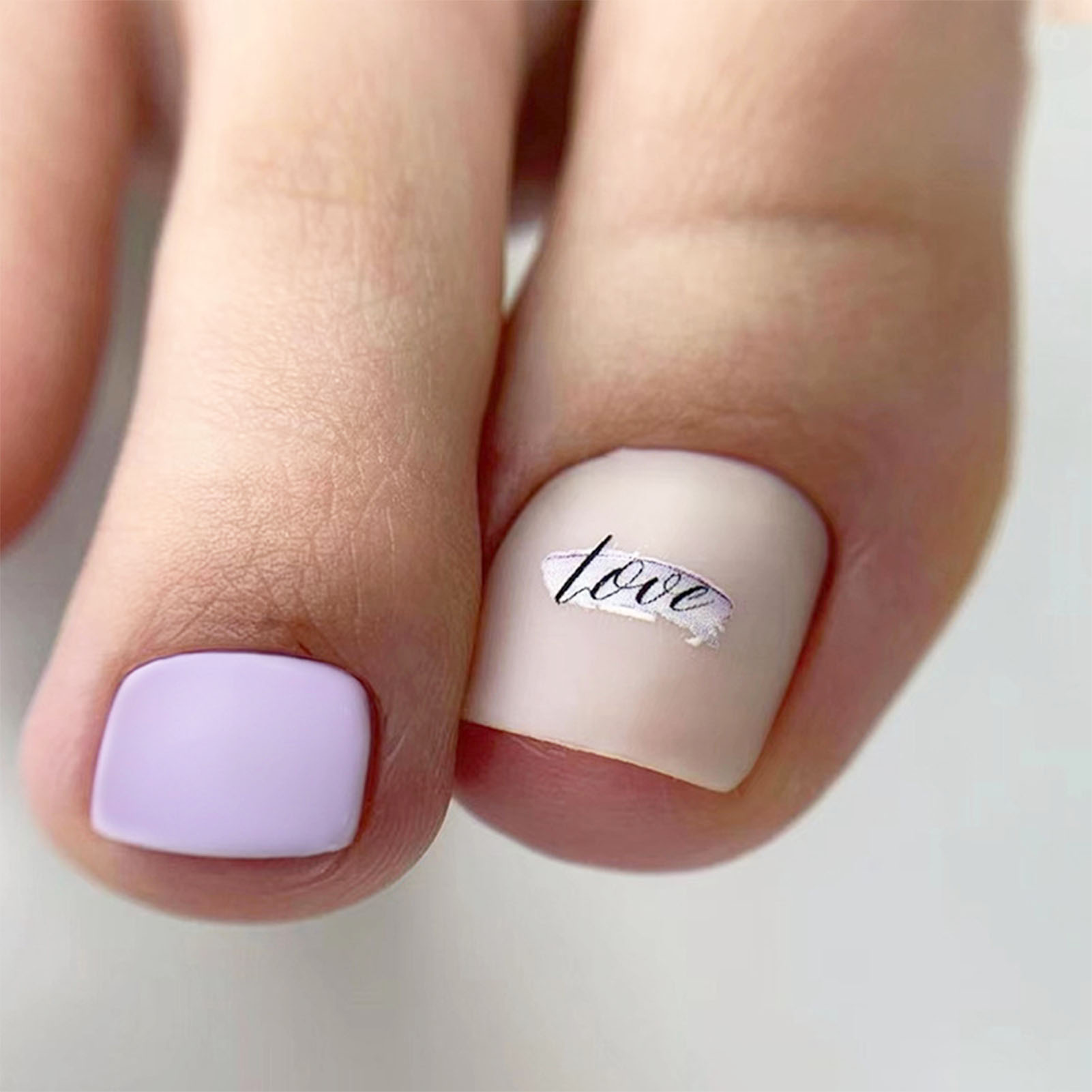 Short Pink Press on Toenails with French White Edge Flower Designs Toe Nails Sets for Women Girls DIY Manicure Nail Art. 