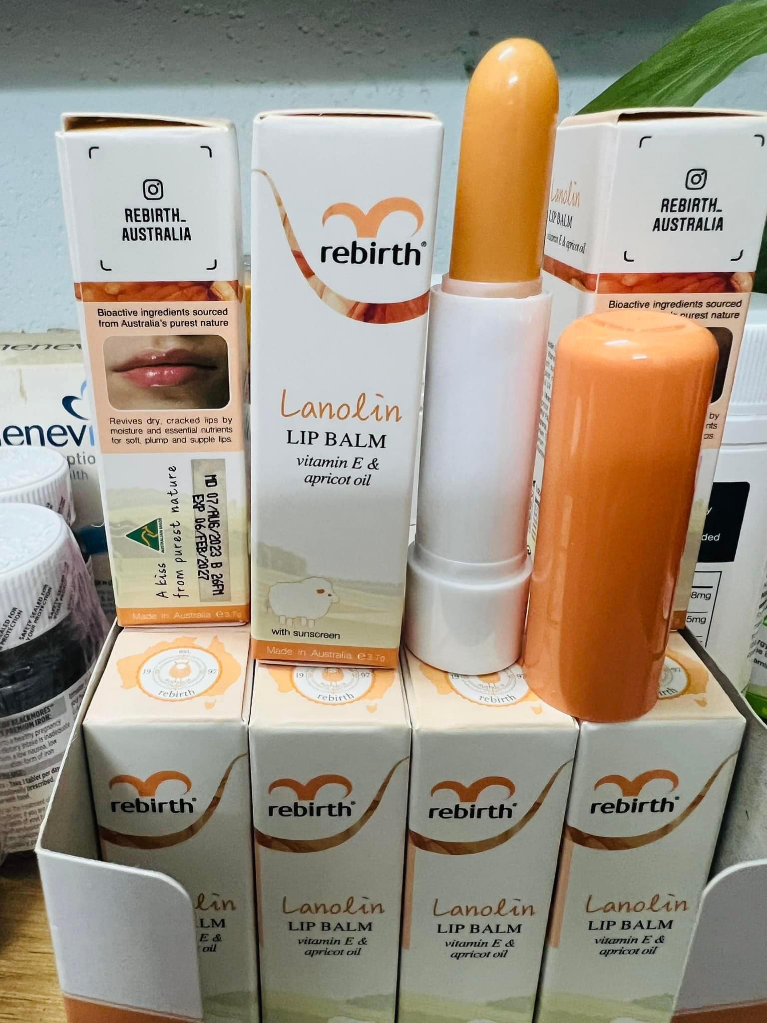Son dưỡng môi nhau thai cừu Rebirth Úc