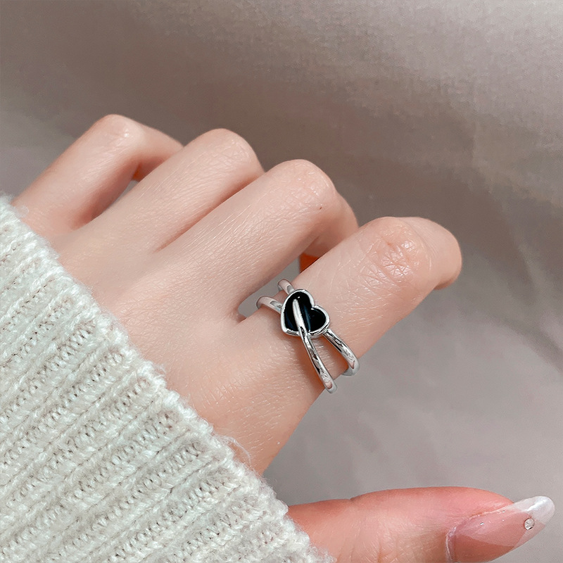 Nhẫn trái tim màu đen dễ thương