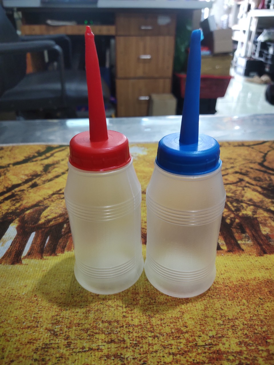 bình nhựa nhỏ dầu
