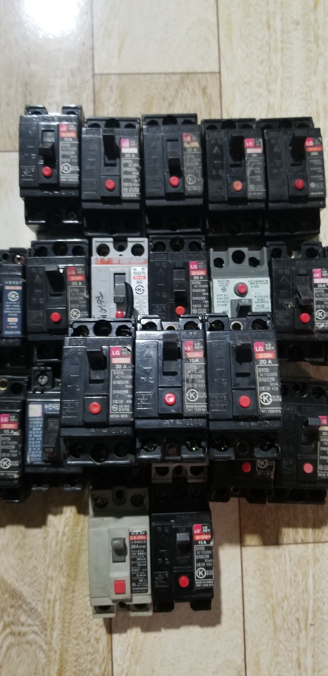 Aptomat CB chống giật 15, 20, 30A hàng bãi