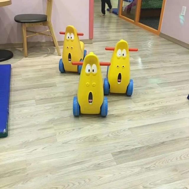 Xe chòi chân hình động vật sâu larva
