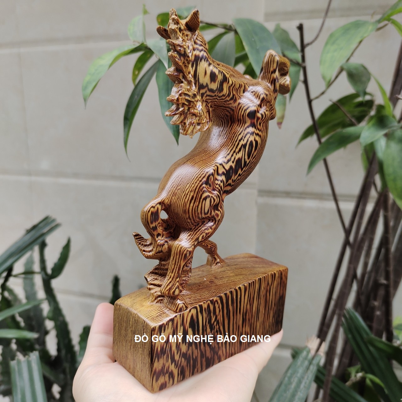Tượng con ngựa gỗ mun đuôi công cao 20 cm