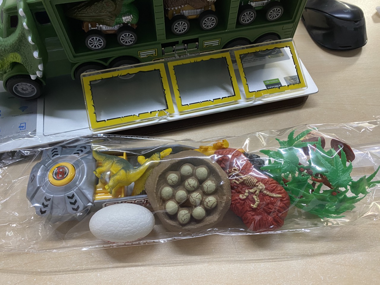 Xe khủng Long chở thú - HUNTERSON TOYS