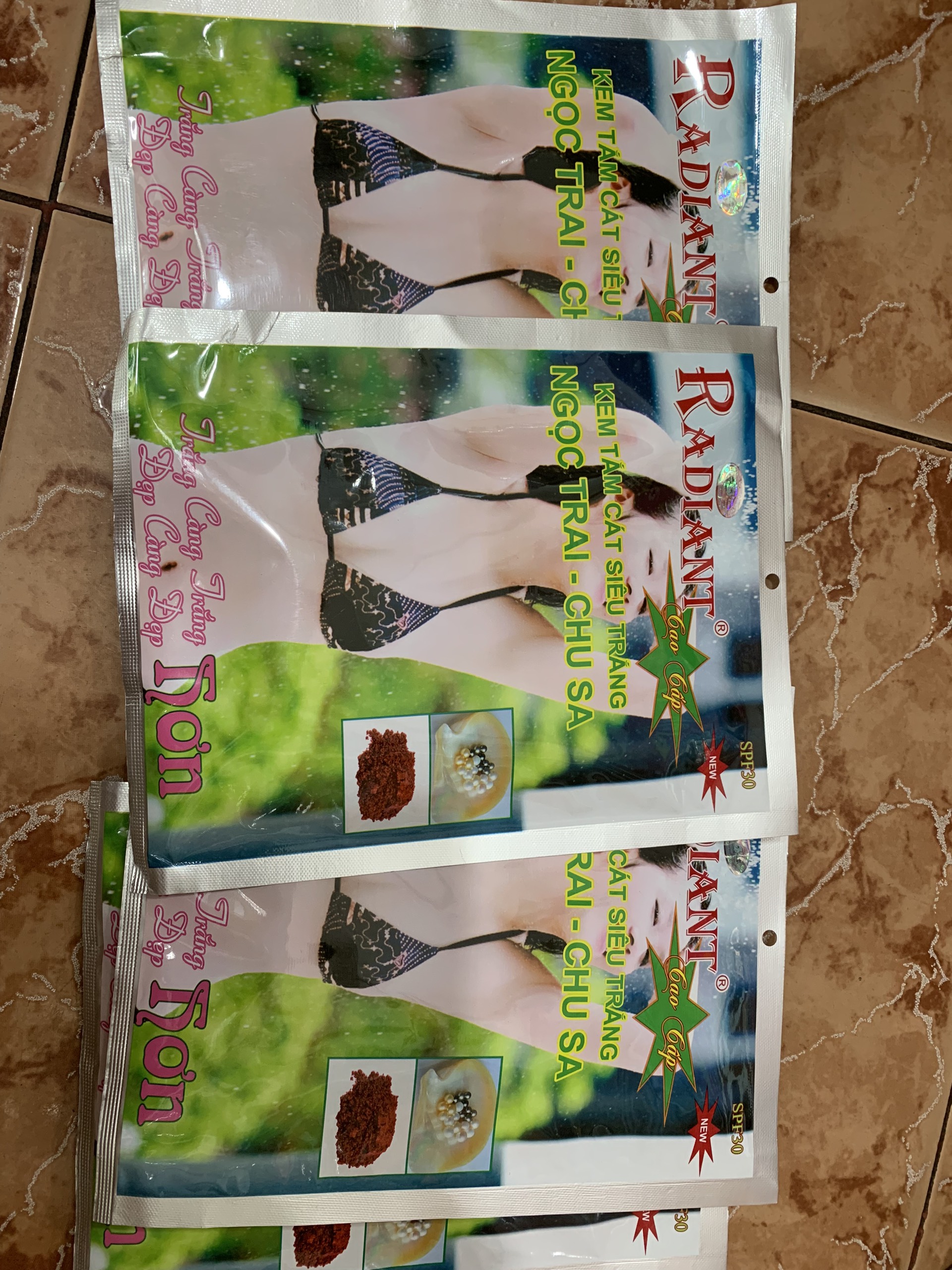 Kem Tắm Cát Trắng Chu Sa Radiant