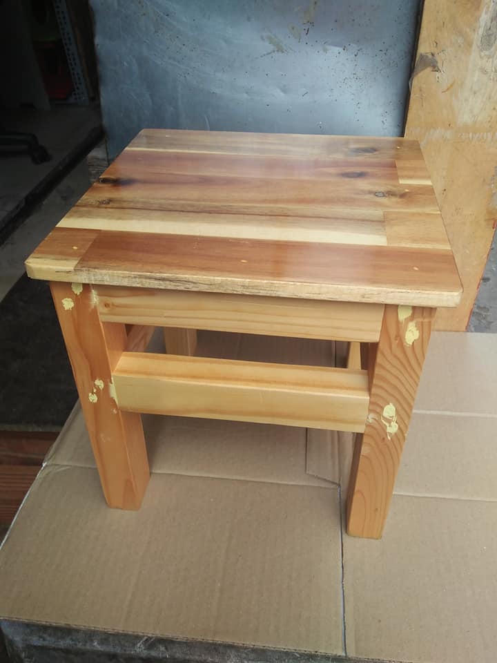 Ghế đôn bằng gỗ thông vuông 30 cm