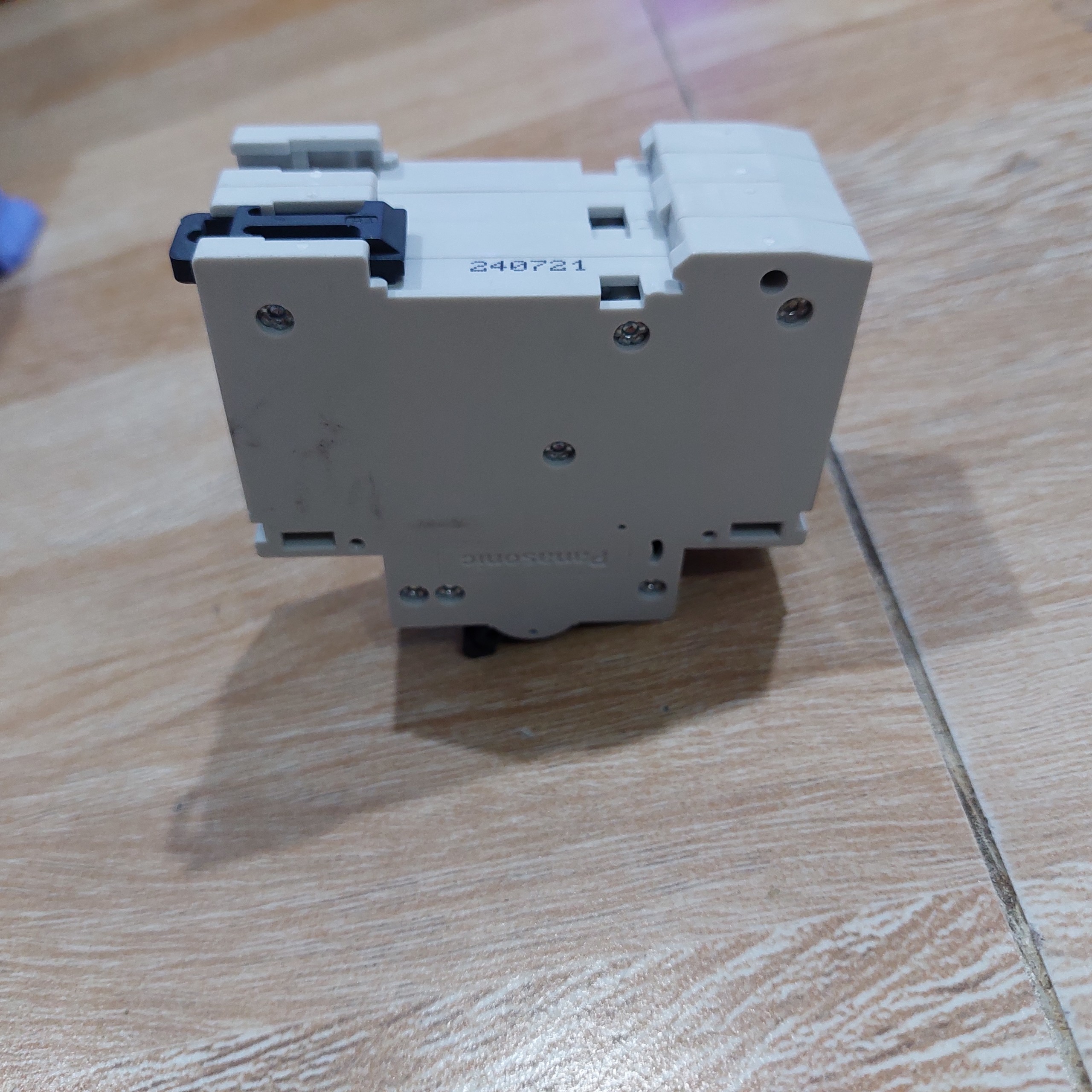 1 cái CB 2 pha PANASONIC 32A CB/ cầu dao tự ngắt / aptomart
