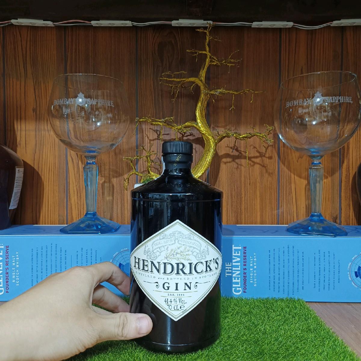 Vỏ chai Hendricks Gin trưng bày Decor mới 99%