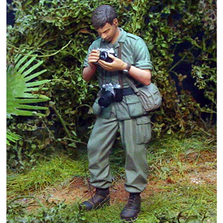 1/35 Resin Model figure GK Soldier War Correspondant Military theme Unassembled and unpainted kit
