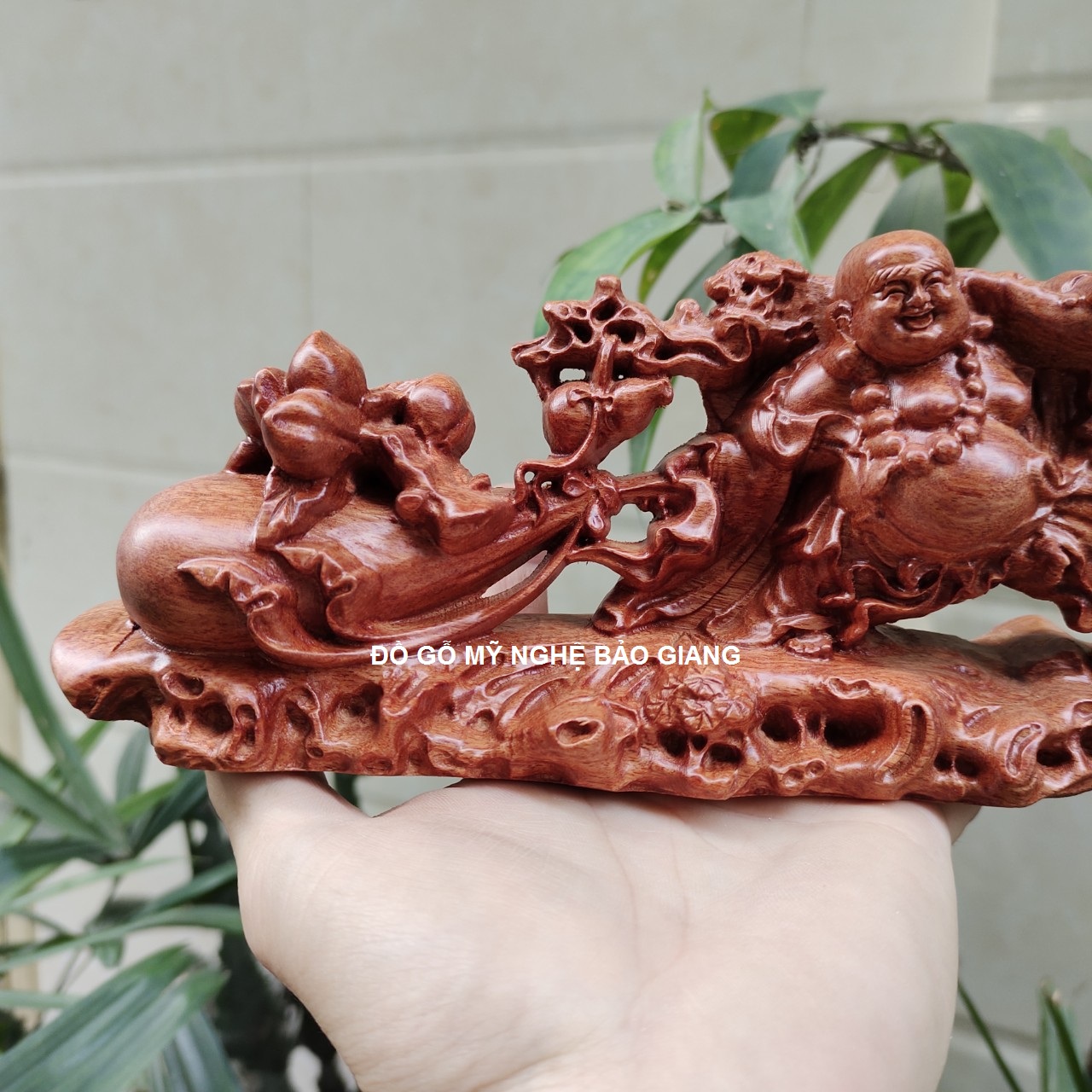 Tượng phật di lặc để ô tô gỗ hương