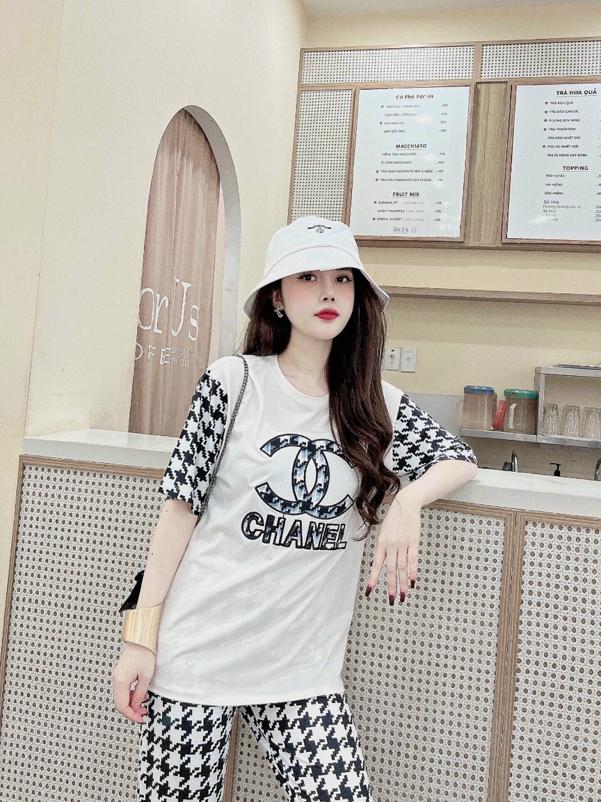 Đô bộ thun form rộng họa tiết đắp chữ C