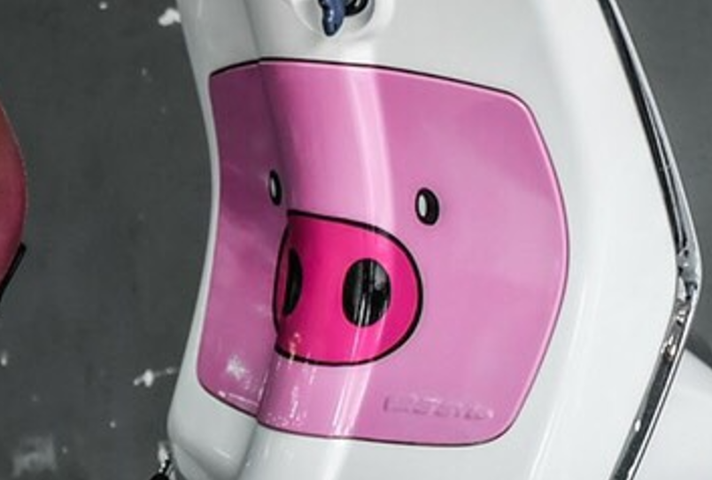 Tem xe vespa Sprint/ Primavera con heo dễ thương