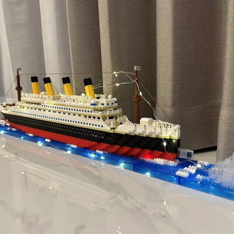 Aged difficult micro-compatible LEGO bricks Titanic pellet ship model huge educational toys simple shopping