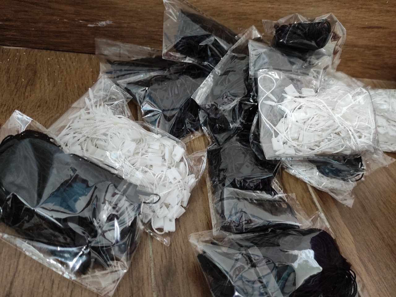 Dây treo nhãn bằng chỉ (Bịch 1000 sợi)