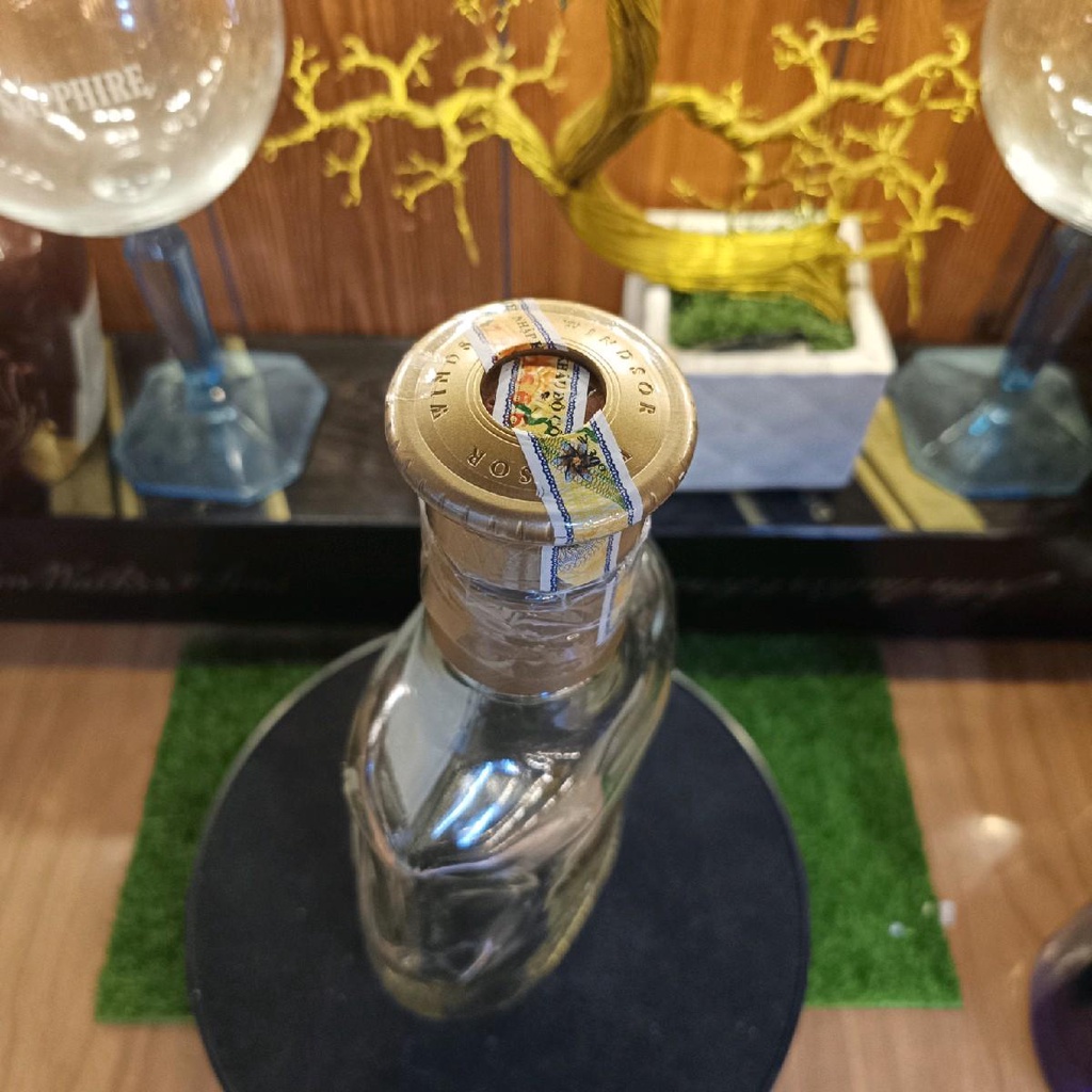 Vỏ chai rượu ngoại Windsor 12 decor mới 99% (chai rỗng)