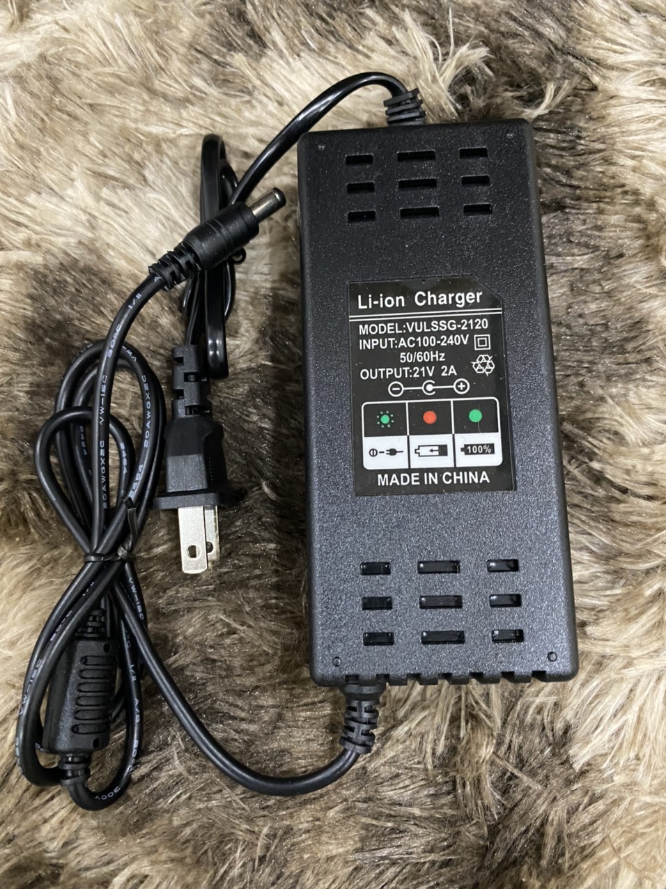 Sạc 5s 21v 2a loại tốt , chuyên sạc pin li-ion 18v, có đèn báo đầy.