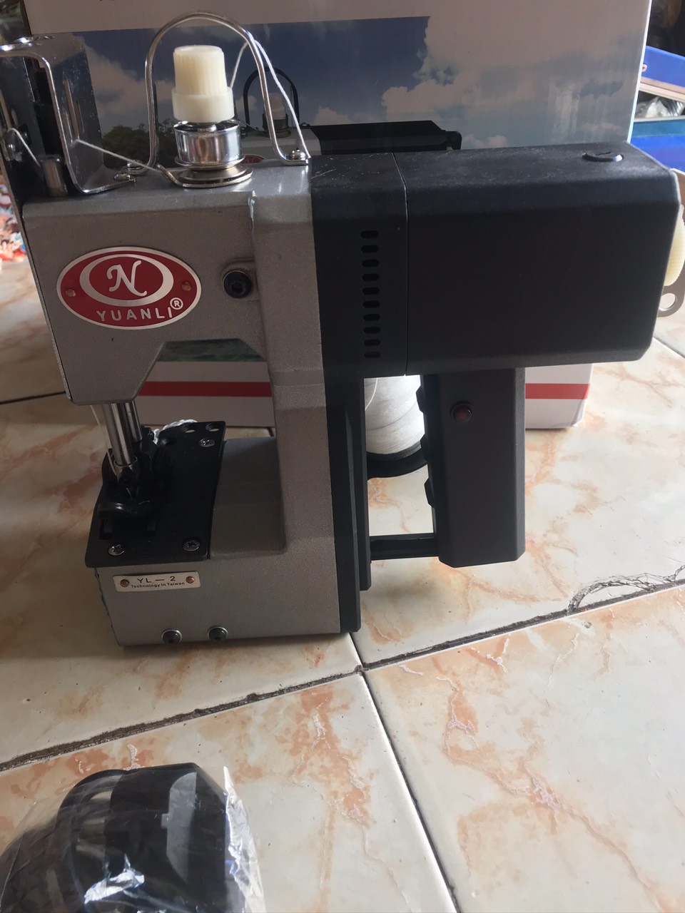 Máy may bao cầm tay Yuan Li YL-2 Đài Loan máy may bao cầm tay tiện lợi trong khi may