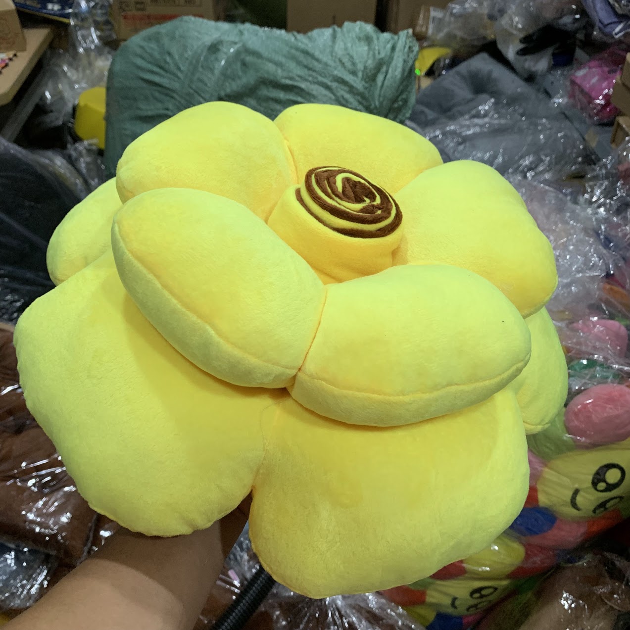 Gối tựa lưng, Gối che hoa hồng - Gối tựa lưng trang trí phòng 2 tầng có nhụy hoa